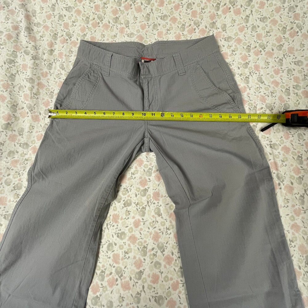 The North Face cargo capri pants, Women's Size 8, Light Gray color - Picture 10 of 15